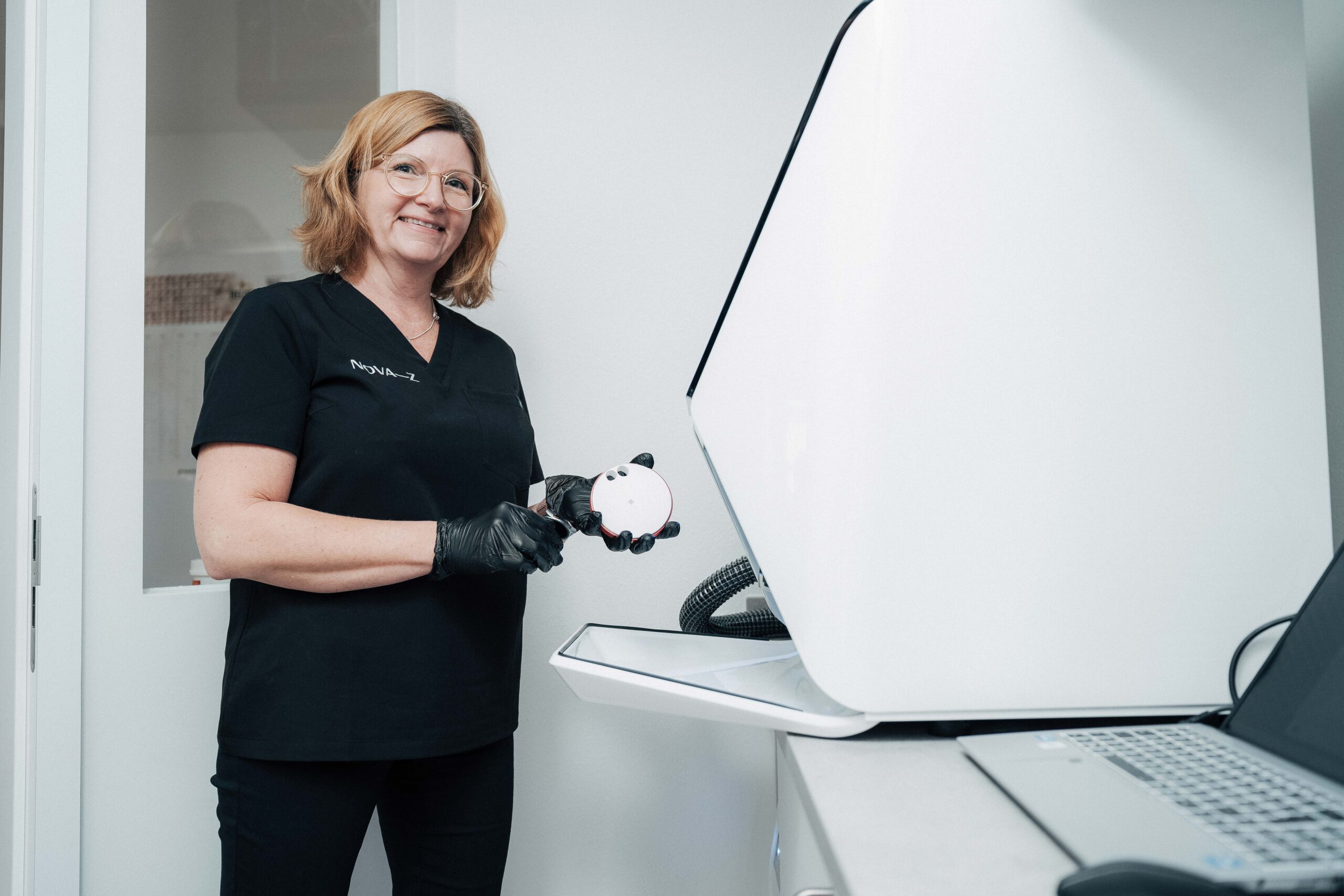 Zahntechnikerin von NOVA–Z im hauseigenen Dentallabor