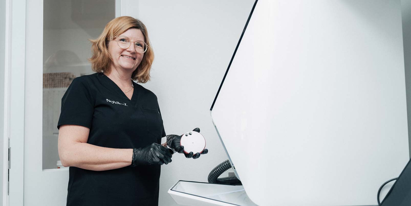 Porträtbild einer Zahntechnikerin bei NOVA-Z. im praxiseigenen Dentallabor stellen die Zahntechniker hochwertigen Zahnersatz aus Premium-Materialien in der modernen Zahnmedizin her