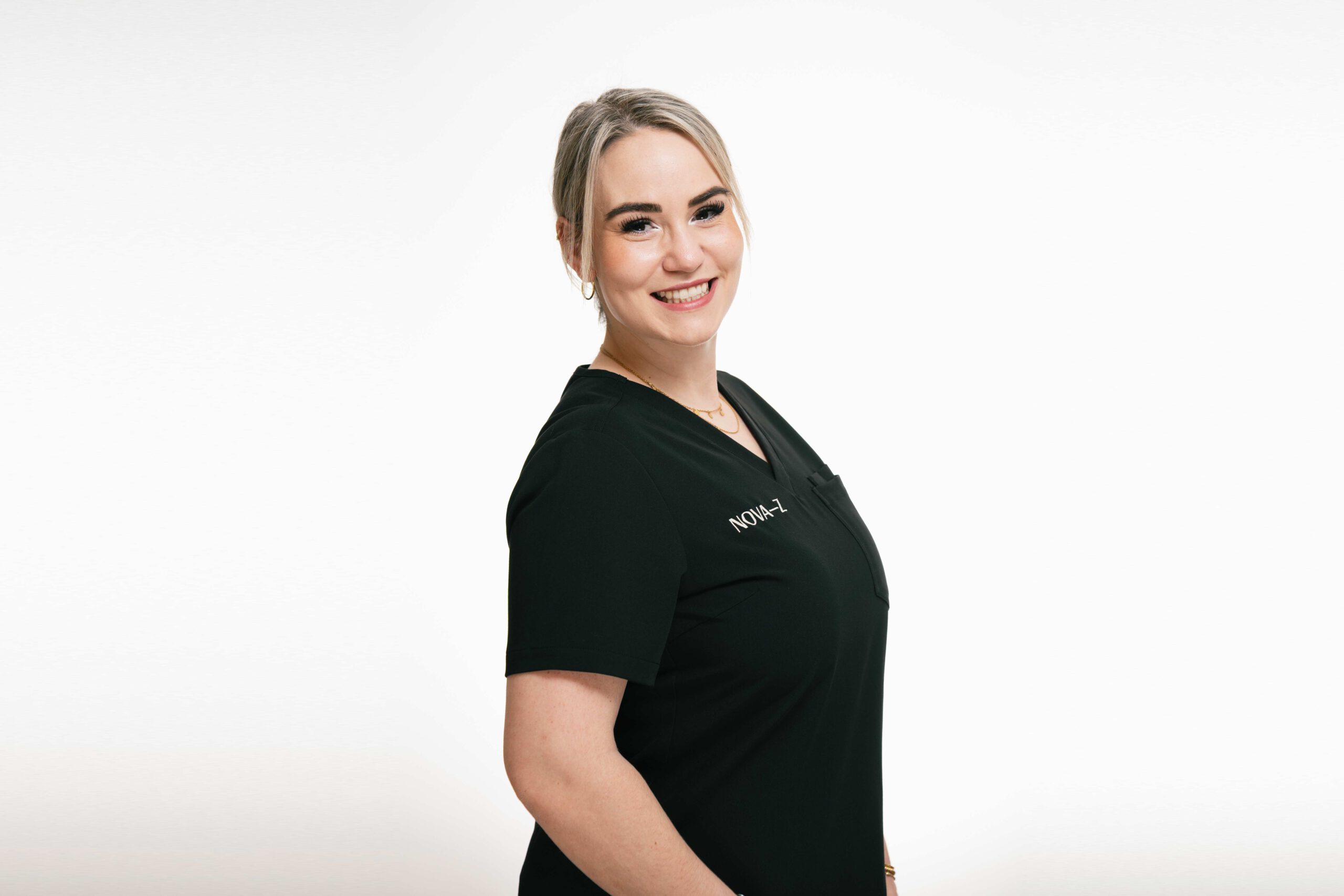 Porträtbild einer Dentalhygienikerin von NOVA–Z