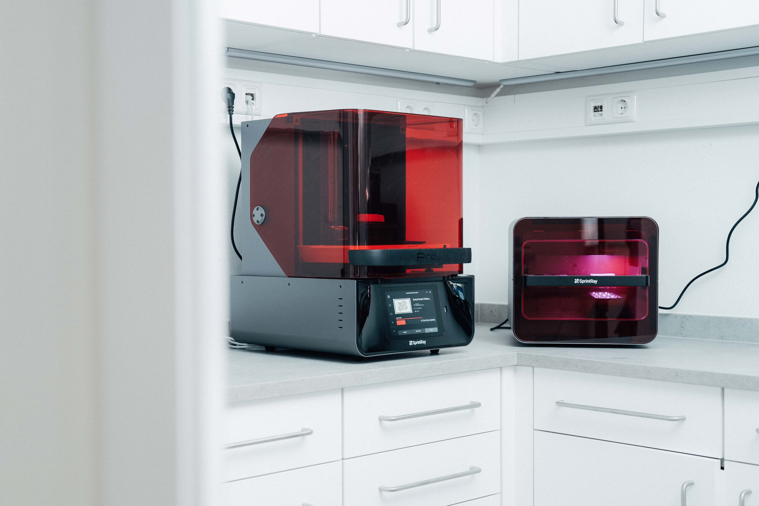 Resin-3D-Drucker von SprintRay. Mit diesem stellen die Zahntechniker von NOVA–Z in München Harlaching präzise zahntechnische Produkte direkt vor Ort her.