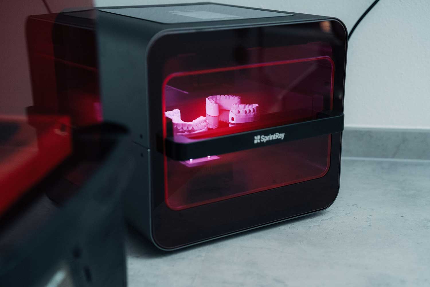 Hochpräzises 3D-Drucksystem, welches im Dentallabor von NOVA-Z zur schnellen und exakten Herstellung von Modellen, Schienen, Bohrschablonen und provisorischem Zahnersatz direkt vor Ort eingesetzt wird.