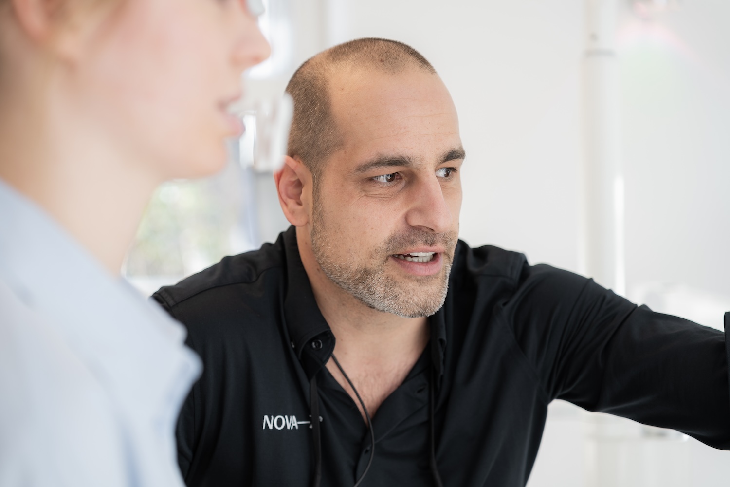 Zahnarzt Dr. Denis Novakovic im Gespräch mit einer Patientin