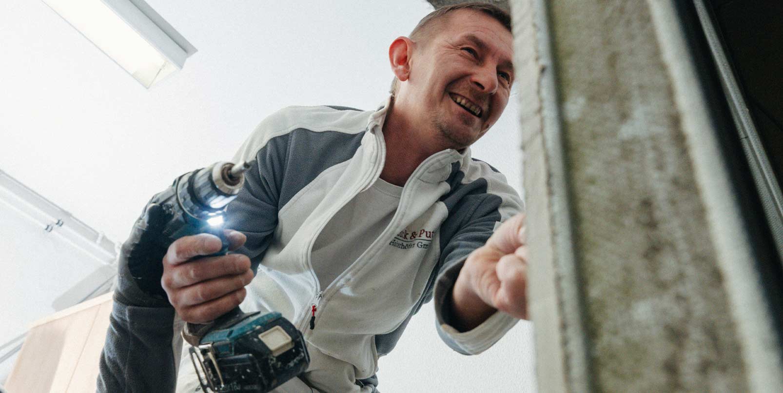 Bild eines Mitarbeiters von Stuck & Putz bei der Arbeit