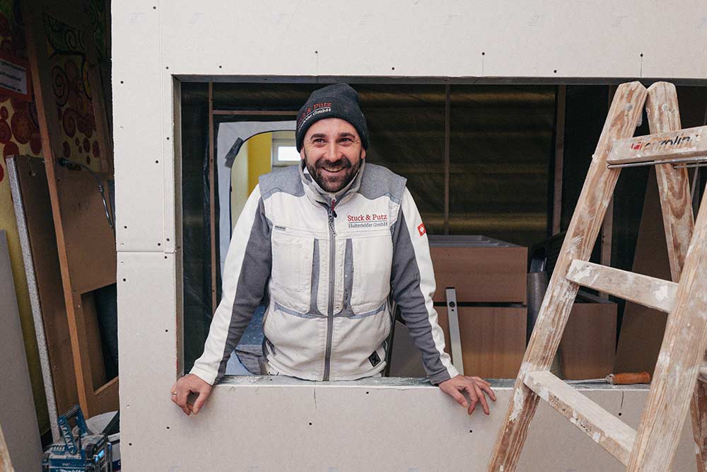 Sehr sympathisches Foto von Stuckateurmeister Sven Holterhöfer bei einem Bauprojekt